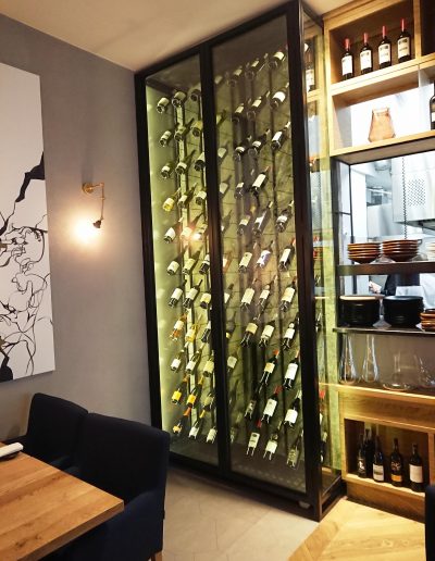 Szklana witryna chłodnicza - lodówka na wino - Restauracja WhiteOne - Warszawa